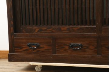 中古　美品　国産民芸家具　タモ材　上質な和の空間づくりにおすすめの水屋箪笥サイドボード(サイドキャビネット、収納棚、戸棚、食器棚、茶箪笥)(R-077016)