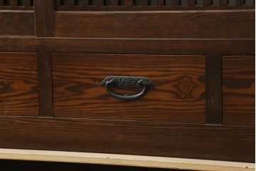 中古　美品　国産民芸家具　タモ材　上質な和の空間づくりにおすすめの水屋箪笥サイドボード(サイドキャビネット、収納棚、戸棚、食器棚、茶箪笥)(R-077016)