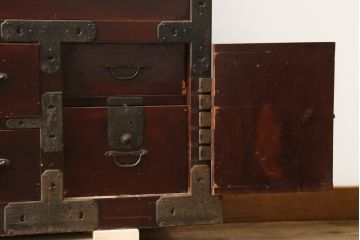 和製アンティーク　上手物!!　前面欅(ケヤキ)材　立派な金具の三国衣装箪笥(和タンス、収納たんす、整理箪笥、時代箪笥、引き出し)(R-077018)