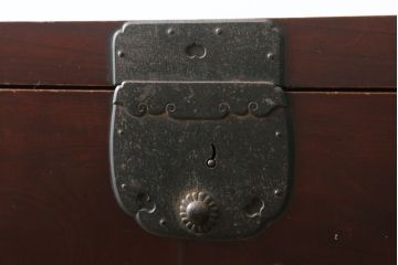 和製アンティーク　上手物!!　前面欅(ケヤキ)材　立派な金具の三国衣装箪笥(和タンス、収納たんす、整理箪笥、時代箪笥、引き出し)(R-077018)
