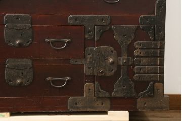 和製アンティーク　上手物!!　前面欅(ケヤキ)材　立派な金具の三国衣装箪笥(和タンス、収納たんす、整理箪笥、時代箪笥、引き出し)(R-077018)