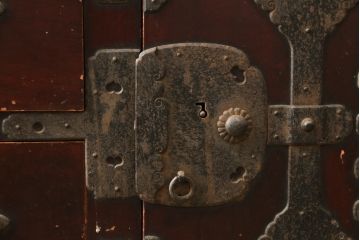 和製アンティーク　上手物!!　前面欅(ケヤキ)材　立派な金具の三国衣装箪笥(和タンス、収納たんす、整理箪笥、時代箪笥、引き出し)(R-077018)