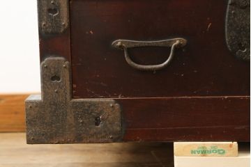 和製アンティーク　上手物!!　前面欅(ケヤキ)材　立派な金具の三国衣装箪笥(和タンス、収納たんす、整理箪笥、時代箪笥、引き出し)(R-077018)