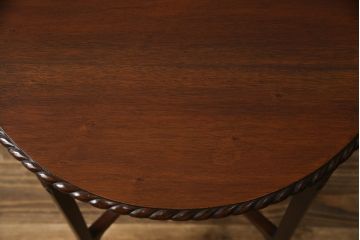 イギリスアンティーク　Lloyd's Antiques(ロイズ・アンティークス)取り扱い　マホガニー材　洗練された佇まいが魅力的なサイドテーブル(ラウンドテーブル、コーヒーテーブル、花台、飾り台、英国)(R-077019)