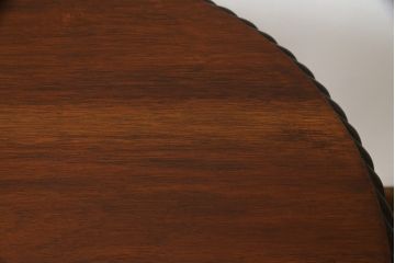 イギリスアンティーク　Lloyd's Antiques(ロイズ・アンティークス)取り扱い　マホガニー材　洗練された佇まいが魅力的なサイドテーブル(ラウンドテーブル、コーヒーテーブル、花台、飾り台、英国)(R-077019)