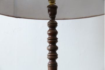 イギリスアンティーク　Lloyd's Antiques(ロイズ・アンティークス)取り扱い　マホガニー材　シックな色合いで落ち着いた空間づくりにおすすめのフロアスタンド(フロアランプ、スタンドライト、スタンド照明、英国)(R-077020)