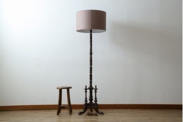 イギリスアンティーク　Lloyd's Antiques(ロイズ・アンティークス)取り扱い　マホガニー材　シックな色合いで落ち着いた空間づくりにおすすめのフロアスタンド(フロアランプ、スタンドライト、スタンド照明、英国)(R-077020)