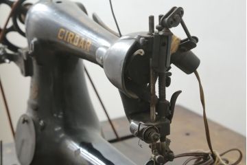 ジャンク品　和製アンティーク　中島ミシン　CIRDAR(サーダー) TF-1　靴用　厚地専用機　腕ミシン　足踏みミシン(ミシンテーブル、ミシン台、工業用ミシン、ディスプレイ、SINGER、シンガー、18型)(R-077021)