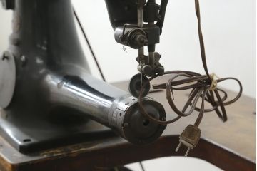 ジャンク品　和製アンティーク　中島ミシン　CIRDAR(サーダー) TF-1　靴用　厚地専用機　腕ミシン　足踏みミシン(ミシンテーブル、ミシン台、工業用ミシン、ディスプレイ、SINGER、シンガー、18型)(R-077021)