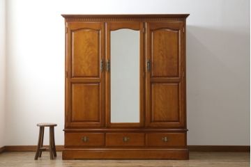 中古　横浜クラシック家具　ダニエル(Daniel)　アーリーアメリカンシリーズ　A-107　温かみのある雰囲気と上品な佇まいが魅力の組み立て式ワードローブ(洋服タンス、衣装タンス、収納棚、キャビネット)(R-077022)