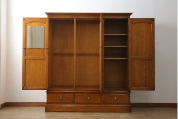 中古　横浜クラシック家具　ダニエル(Daniel)　アーリーアメリカンシリーズ　A-107　温かみのある雰囲気と上品な佇まいが魅力の組み立て式ワードローブ(洋服タンス、衣装タンス、収納棚、キャビネット)(R-077022)