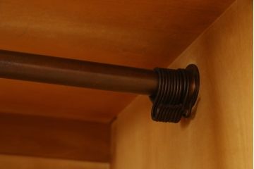 中古　横浜クラシック家具　ダニエル(Daniel)　アーリーアメリカンシリーズ　A-107　温かみのある雰囲気と上品な佇まいが魅力の組み立て式ワードローブ(洋服タンス、衣装タンス、収納棚、キャビネット)(R-077022)