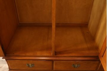 中古　横浜クラシック家具　ダニエル(Daniel)　アーリーアメリカンシリーズ　A-107　温かみのある雰囲気と上品な佇まいが魅力の組み立て式ワードローブ(洋服タンス、衣装タンス、収納棚、キャビネット)(R-077022)