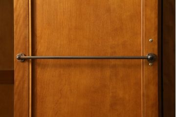 中古　横浜クラシック家具　ダニエル(Daniel)　アーリーアメリカンシリーズ　A-107　温かみのある雰囲気と上品な佇まいが魅力の組み立て式ワードローブ(洋服タンス、衣装タンス、収納棚、キャビネット)(R-077022)