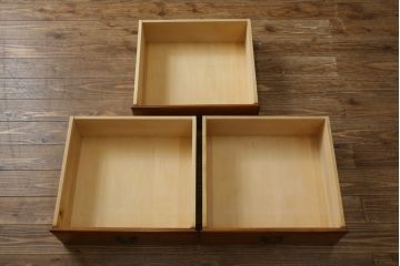 中古　横浜クラシック家具　ダニエル(Daniel)　アーリーアメリカンシリーズ　A-107　温かみのある雰囲気と上品な佇まいが魅力の組み立て式ワードローブ(洋服タンス、衣装タンス、収納棚、キャビネット)(R-077022)