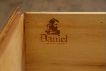 中古　横浜クラシック家具　ダニエル(Daniel)　アーリーアメリカンシリーズ　A-107　温かみのある雰囲気と上品な佇まいが魅力の組み立て式ワードローブ(洋服タンス、衣装タンス、収納棚、キャビネット)(R-077022)