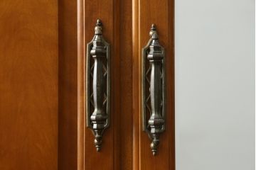 中古　横浜クラシック家具　ダニエル(Daniel)　アーリーアメリカンシリーズ　A-107　温かみのある雰囲気と上品な佇まいが魅力の組み立て式ワードローブ(洋服タンス、衣装タンス、収納棚、キャビネット)(R-077022)