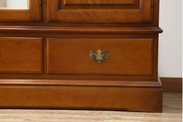 中古　横浜クラシック家具　ダニエル(Daniel)　アーリーアメリカンシリーズ　A-107　温かみのある雰囲気と上品な佇まいが魅力の組み立て式ワードローブ(洋服タンス、衣装タンス、収納棚、キャビネット)(R-077022)