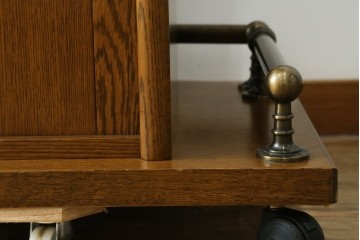 中古　希少な廃盤品　IDC大塚家具取り扱い　起立木工　ナラ材　メッペルシリーズ　キャスター付きバーカウンター　(R-077023)