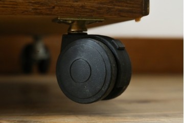 中古　希少な廃盤品　IDC大塚家具取り扱い　起立木工　ナラ材　メッペルシリーズ　キャスター付きバーカウンター　(R-077023)