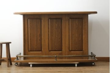 中古　希少な廃盤品　IDC大塚家具取り扱い　起立木工　ナラ材　メッペル　落ち着いた大人の雰囲気づくりにおすすめのバーカウンターテーブル(キッチンカウンター、収納棚、戸棚)(R-077023)
