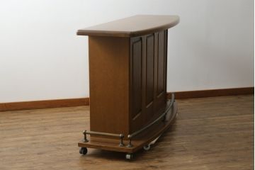 中古　希少な廃盤品　IDC大塚家具取り扱い　起立木工　ナラ材　メッペル　落ち着いた大人の雰囲気づくりにおすすめのバーカウンターテーブル(キッチンカウンター、収納棚、戸棚)(R-077023)