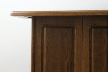 中古　希少な廃盤品　IDC大塚家具取り扱い　起立木工　ナラ材　メッペル　落ち着いた大人の雰囲気づくりにおすすめのバーカウンターテーブル(キッチンカウンター、収納棚、戸棚)(R-077023)