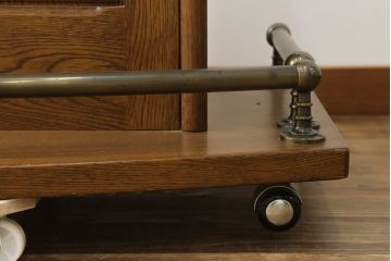 中古　希少な廃盤品　IDC大塚家具取り扱い　起立木工　ナラ材　メッペル　落ち着いた大人の雰囲気づくりにおすすめのバーカウンターテーブル(キッチンカウンター、収納棚、戸棚)(R-077023)