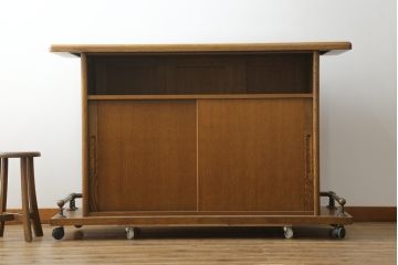 中古　希少な廃盤品　IDC大塚家具取り扱い　起立木工　ナラ材　メッペル　落ち着いた大人の雰囲気づくりにおすすめのバーカウンターテーブル(キッチンカウンター、収納棚、戸棚)(R-077023)