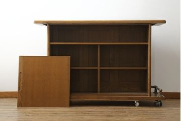 中古　希少な廃盤品　IDC大塚家具取り扱い　起立木工　ナラ材　メッペル　落ち着いた大人の雰囲気づくりにおすすめのバーカウンターテーブル(キッチンカウンター、収納棚、戸棚)(R-077023)