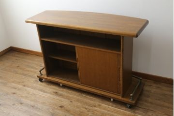 中古　希少な廃盤品　IDC大塚家具取り扱い　起立木工　ナラ材　メッペル　落ち着いた大人の雰囲気づくりにおすすめのバーカウンターテーブル(キッチンカウンター、収納棚、戸棚)(R-077023)