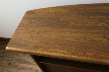 中古　希少な廃盤品　IDC大塚家具取り扱い　起立木工　ナラ材　メッペル　落ち着いた大人の雰囲気づくりにおすすめのバーカウンターテーブル(キッチンカウンター、収納棚、戸棚)(R-077023)