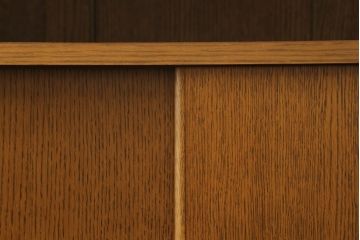 中古　希少な廃盤品　IDC大塚家具取り扱い　起立木工　ナラ材　メッペル　落ち着いた大人の雰囲気づくりにおすすめのバーカウンターテーブル(キッチンカウンター、収納棚、戸棚)(R-077023)