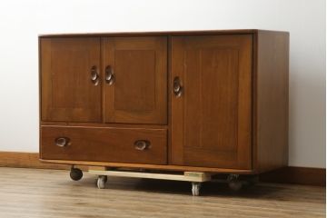 イギリスビンテージ　ERCOL(アーコール)　楡(ニレ)材　木の温もり溢れるサイドボード(収納棚、戸棚、サイドキャビネット、リビングボード、英国、北欧、ヴィンテージ)(R-077025)