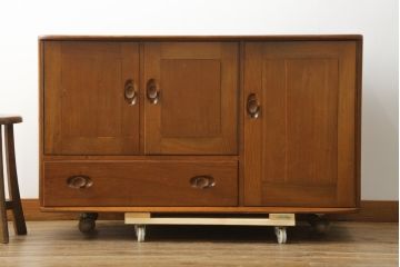 イギリスビンテージ　ERCOL(アーコール)　楡(ニレ)材　木の温もり溢れるサイドボード(収納棚、戸棚、サイドキャビネット、リビングボード、英国、北欧、ヴィンテージ)(R-077025)