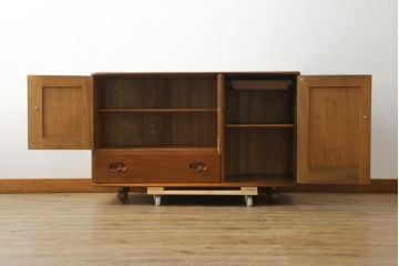 イギリスビンテージ　ERCOL(アーコール)　楡(ニレ)材　木の温もり溢れるサイドボード(収納棚、戸棚、サイドキャビネット、リビングボード、英国、北欧、ヴィンテージ)(R-077025)