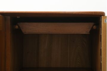 イギリスビンテージ　ERCOL(アーコール)　楡(ニレ)材　木の温もり溢れるサイドボード(収納棚、戸棚、サイドキャビネット、リビングボード、英国、北欧、ヴィンテージ)(R-077025)