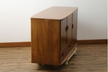 イギリスビンテージ　ERCOL(アーコール)　楡(ニレ)材　木の温もり溢れるサイドボード(収納棚、戸棚、サイドキャビネット、リビングボード、英国、北欧、ヴィンテージ)(R-077025)