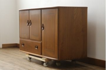 イギリスビンテージ　ERCOL(アーコール)　楡(ニレ)材　木の温もり溢れるサイドボード(収納棚、戸棚、サイドキャビネット、リビングボード、英国、北欧、ヴィンテージ)(R-077025)