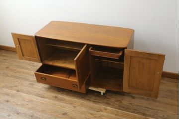 イギリスビンテージ　ERCOL(アーコール)　楡(ニレ)材　木の温もり溢れるサイドボード(収納棚、戸棚、サイドキャビネット、リビングボード、英国、北欧、ヴィンテージ)(R-077025)
