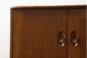 イギリスビンテージ　ERCOL(アーコール)　楡(ニレ)材　木の温もり溢れるサイドボード(収納棚、戸棚、サイドキャビネット、リビングボード、英国、北欧、ヴィンテージ)(R-077025)