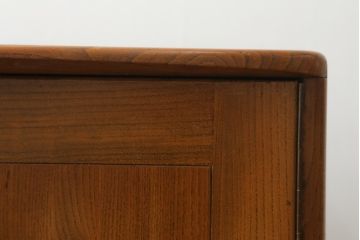 イギリスビンテージ　ERCOL(アーコール)　楡(ニレ)材　木の温もり溢れるサイドボード(収納棚、戸棚、サイドキャビネット、リビングボード、英国、北欧、ヴィンテージ)(R-077025)
