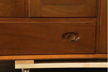 イギリスビンテージ　ERCOL(アーコール)　楡(ニレ)材　木の温もり溢れるサイドボード(収納棚、戸棚、サイドキャビネット、リビングボード、英国、北欧、ヴィンテージ)(R-077025)