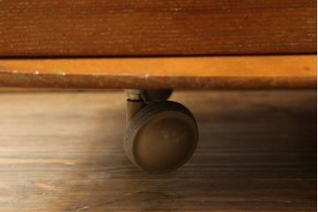 イギリスビンテージ　ERCOL(アーコール)　楡(ニレ)材　木の温もり溢れるサイドボード(収納棚、戸棚、サイドキャビネット、リビングボード、英国、北欧、ヴィンテージ)(R-077025)