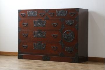中古　美品　欅産業　仙台民芸箪笥　四.五尺野郎箪笥　拭き漆塗りと立派な金具が美しい仙台箪笥(和箪笥、収納箪笥、衣装箪笥、整理箪笥、チェスト、引き出し)(定価約77万円)(R-077040)
