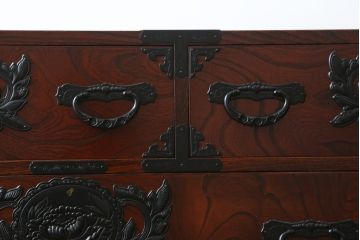中古　美品　欅産業　仙台民芸箪笥　四.五尺野郎箪笥　拭き漆塗りと立派な金具が美しい仙台箪笥(和箪笥、収納箪笥、衣装箪笥、整理箪笥、チェスト、引き出し)(定価約77万円)(R-077040)