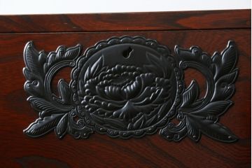 中古　美品　欅産業　仙台民芸箪笥　四.五尺野郎箪笥　拭き漆塗りと立派な金具が美しい仙台箪笥(和箪笥、収納箪笥、衣装箪笥、整理箪笥、チェスト、引き出し)(定価約77万円)(R-077040)