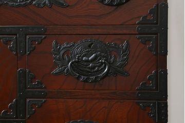 中古　美品　欅産業　仙台民芸箪笥　四.五尺野郎箪笥　拭き漆塗りと立派な金具が美しい仙台箪笥(和箪笥、収納箪笥、衣装箪笥、整理箪笥、チェスト、引き出し)(定価約77万円)(R-077040)