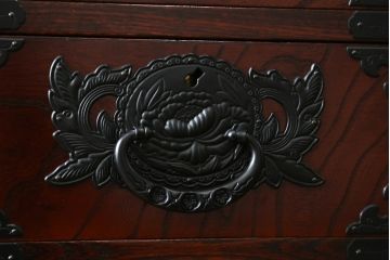 中古　美品　欅産業　仙台民芸箪笥　四.五尺野郎箪笥　拭き漆塗りと立派な金具が美しい仙台箪笥(和箪笥、収納箪笥、衣装箪笥、整理箪笥、チェスト、引き出し)(定価約77万円)(R-077040)