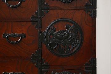 中古　美品　欅産業　仙台民芸箪笥　四.五尺野郎箪笥　拭き漆塗りと立派な金具が美しい仙台箪笥(和箪笥、収納箪笥、衣装箪笥、整理箪笥、チェスト、引き出し)(定価約77万円)(R-077040)